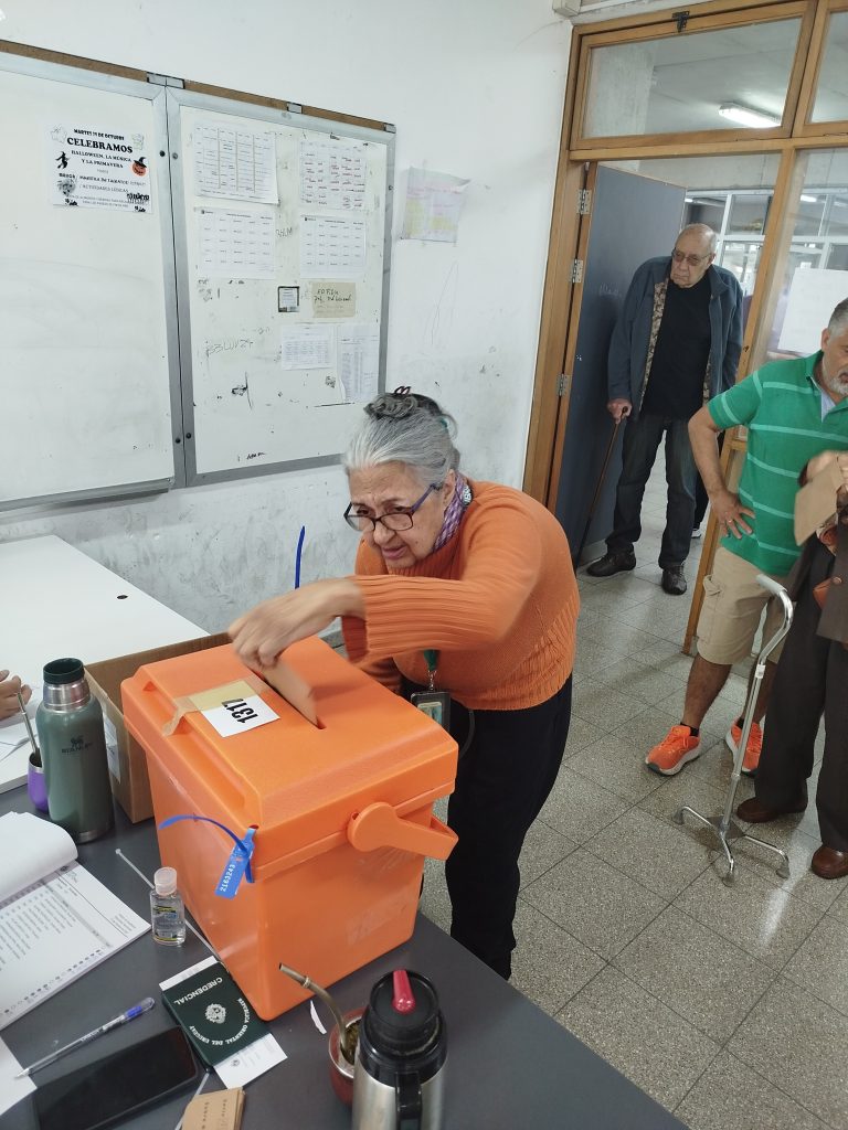 Señora votando el en el circuito 1317 del Municipio B BiblioJu, CC BY-SA 4.0